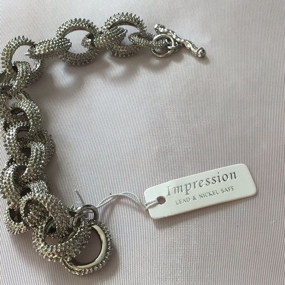 Impression Toggle Bracelet - Picture 2 of 3